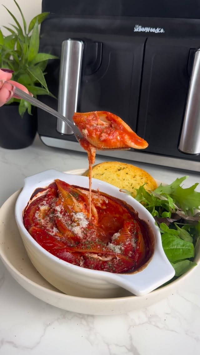 Instagram post by @slimming.gym.and.gin for The Skinny Food Co. Caption reads: Recipe in caption ⬇️ Air Fryer Pepperoni Stuffed....