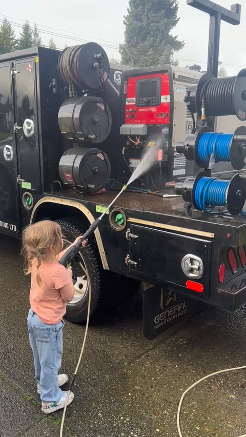 Instagram post by @r_nierop for Lincoln Electric. Caption reads: [...]  #girlwelder #trades #bluecollar....