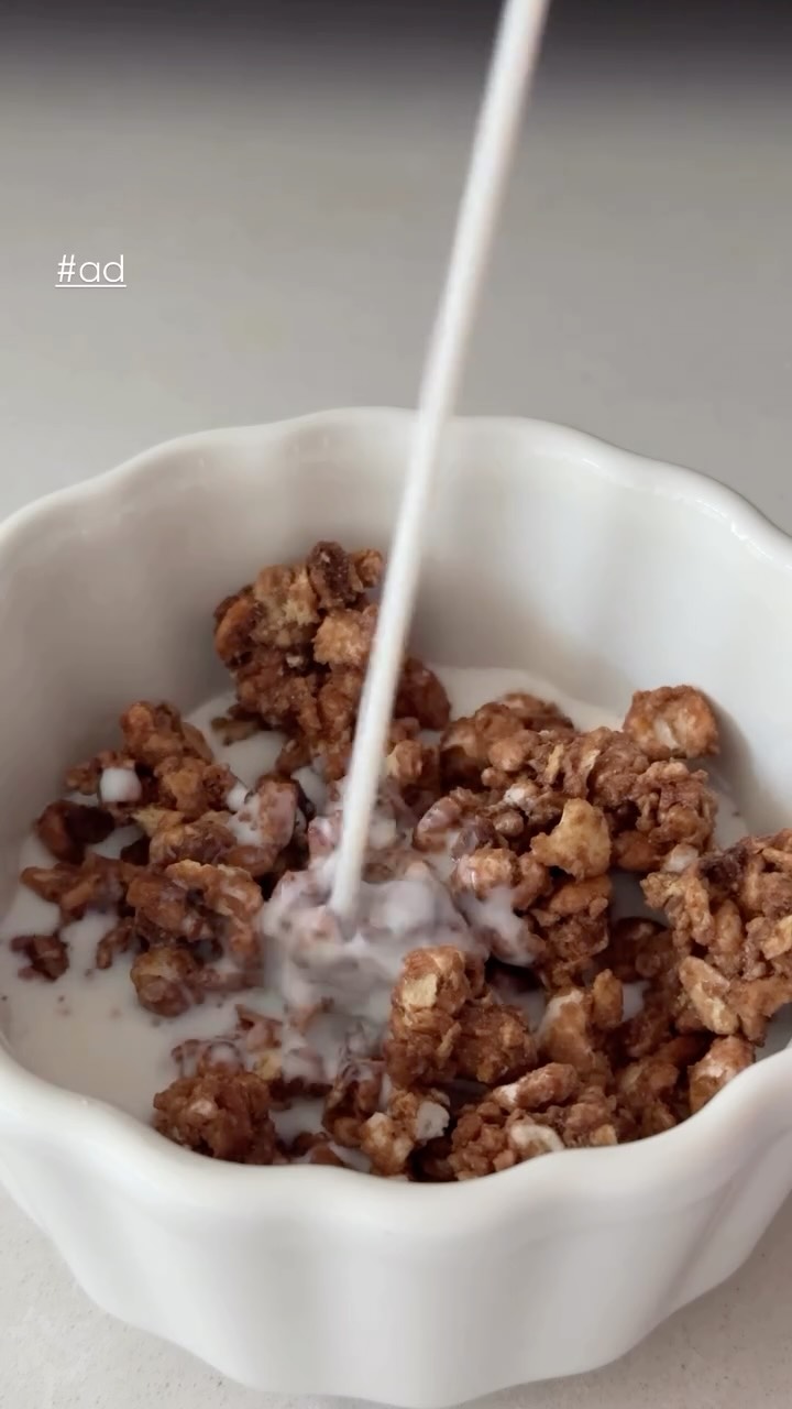 Instagram post by @foodfashionandchill for Kashi. Caption reads: [...] confidence ✨ Starting my mornings with....