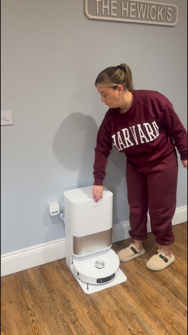 Instagram post by @maria_hewicks_home for Dreame. Caption reads: 🎉Dreame 2025 Black Friday Deals Are Live! 🎉
L40....