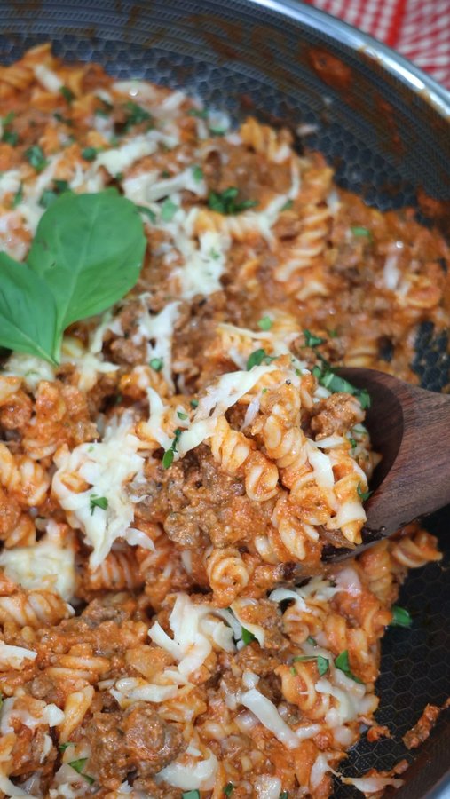 Instagram post by @cookingkatielady for Taste Republic. Caption reads: Creamy Tomato Cottage Cheese Pasta (High Protein,....