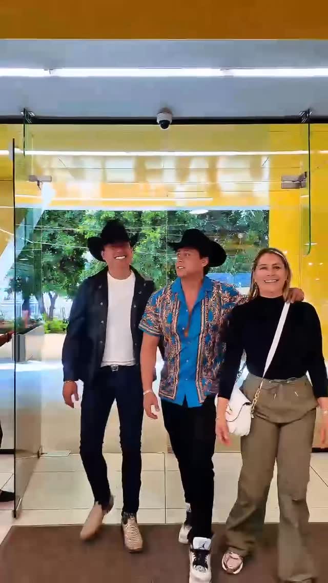 Instagram post by @elshuloo for Coppel. Caption reads: Ya lo dijo el shulito: una plancha no, pero ropa,....