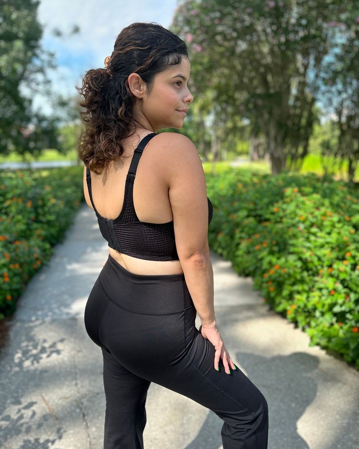 Instagram post by @acoolmomoftwo for Glamorise. Caption reads: #ad Getting my sweat on with @glamorisebras sports....