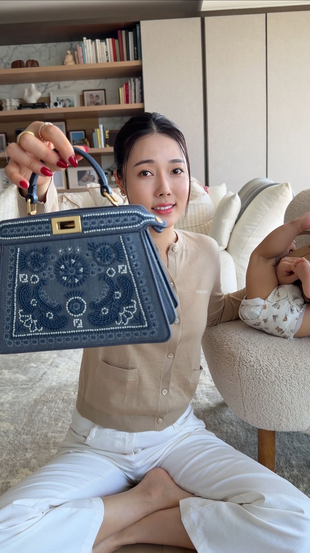 Instagram post by @suechangg for Fendi. Caption reads: 《一日一Sue包》第二集，來啦！🙈
今次除了Sue包，還有我10個月大的小兒子客串🐣🫣
有他在....