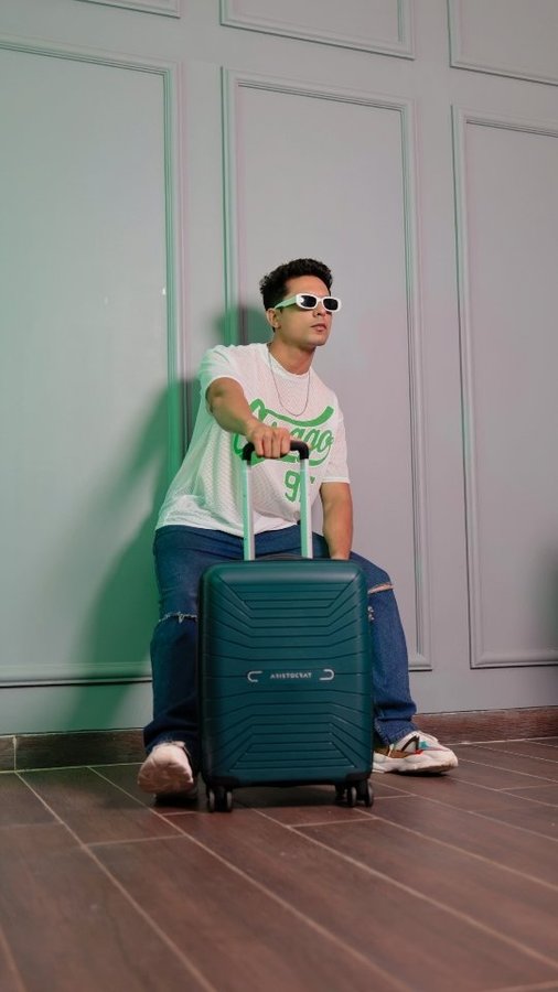 Instagram post by @limitless_adventurer for Skybags. Caption reads: Trendy bags for all destinations! 

@inskybags....