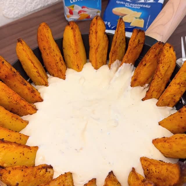 Instagram post by @mahperezz for Carrefour. Caption reads: Batata rústica com molho cremoso de alho e queijo....