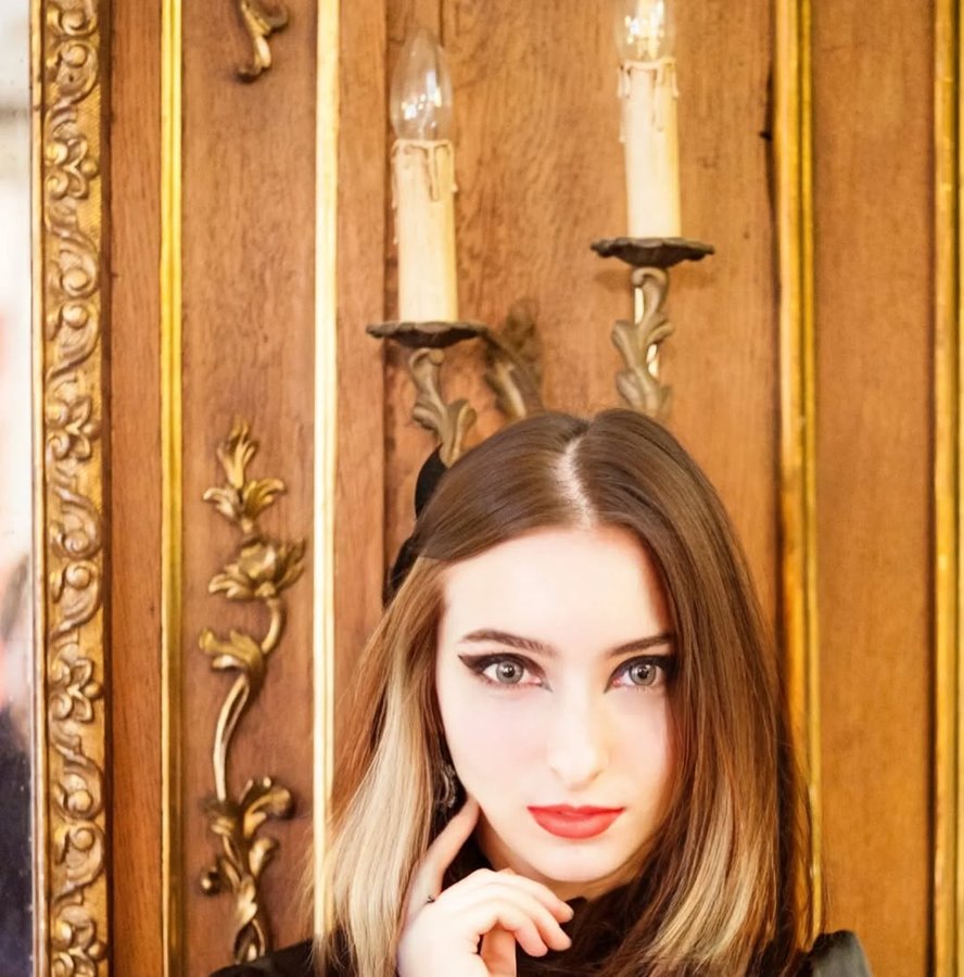 Instagram post by @eleanoredystopia for Candylens. Caption reads: [...] Contact lenses: @candylensdotcom Photo: The....