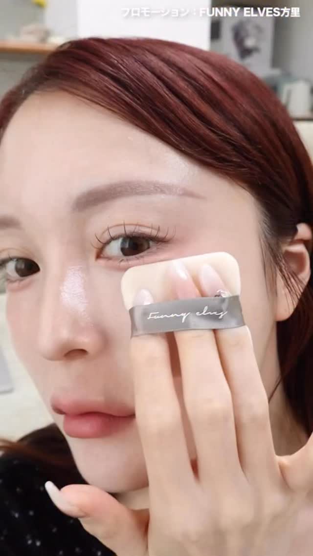 Instagram post by @j__ms_99 for Funny Elves. Caption reads: SNSでバズっとるFunny Elvesのソフトマットプレストパウダーがすごかった、、、 [...].