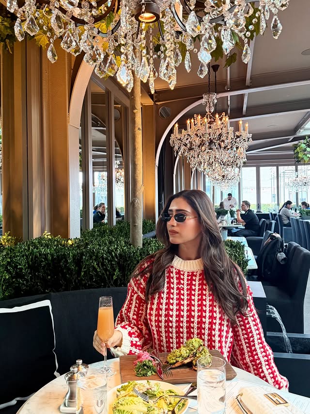 Instagram post by @thesamridhijoshi for Chicwish. Caption reads: [...] and cozy sweater moments ✨

Wearing :....