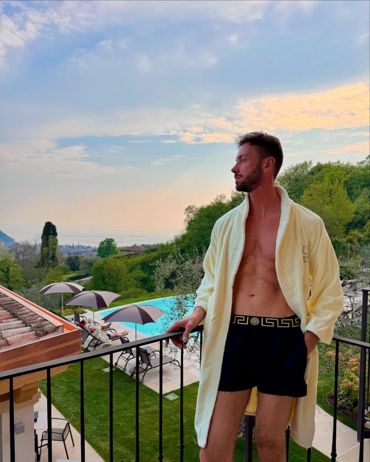 Instagram post by @paoloranieri4 for Men's Fashion & Style. Caption reads: “IN TUTTI I LUOGHI IN TUTTI I LAGHI”#instagram....