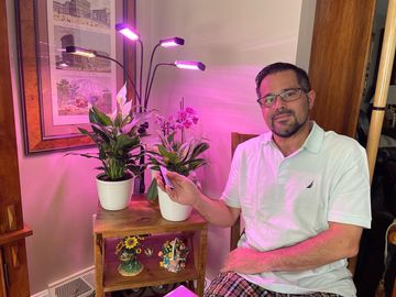 Instagram post by @djav67 for Everlasting Comfort. Caption reads: I really love the @everlasting_comfort grow light.....