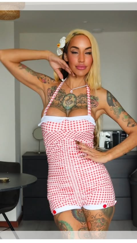 Instagram post by @samanthaessence for Retro Stage. Caption reads: Summer vintage bikinis Try On Haul @retrostage.fr....
