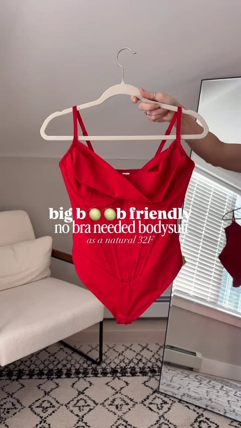 Instagram post by @happeningsofkendra for Popilush. Caption reads: comment “❤️❤️” for the ⛓️‍💥
.
wearing a M as a....