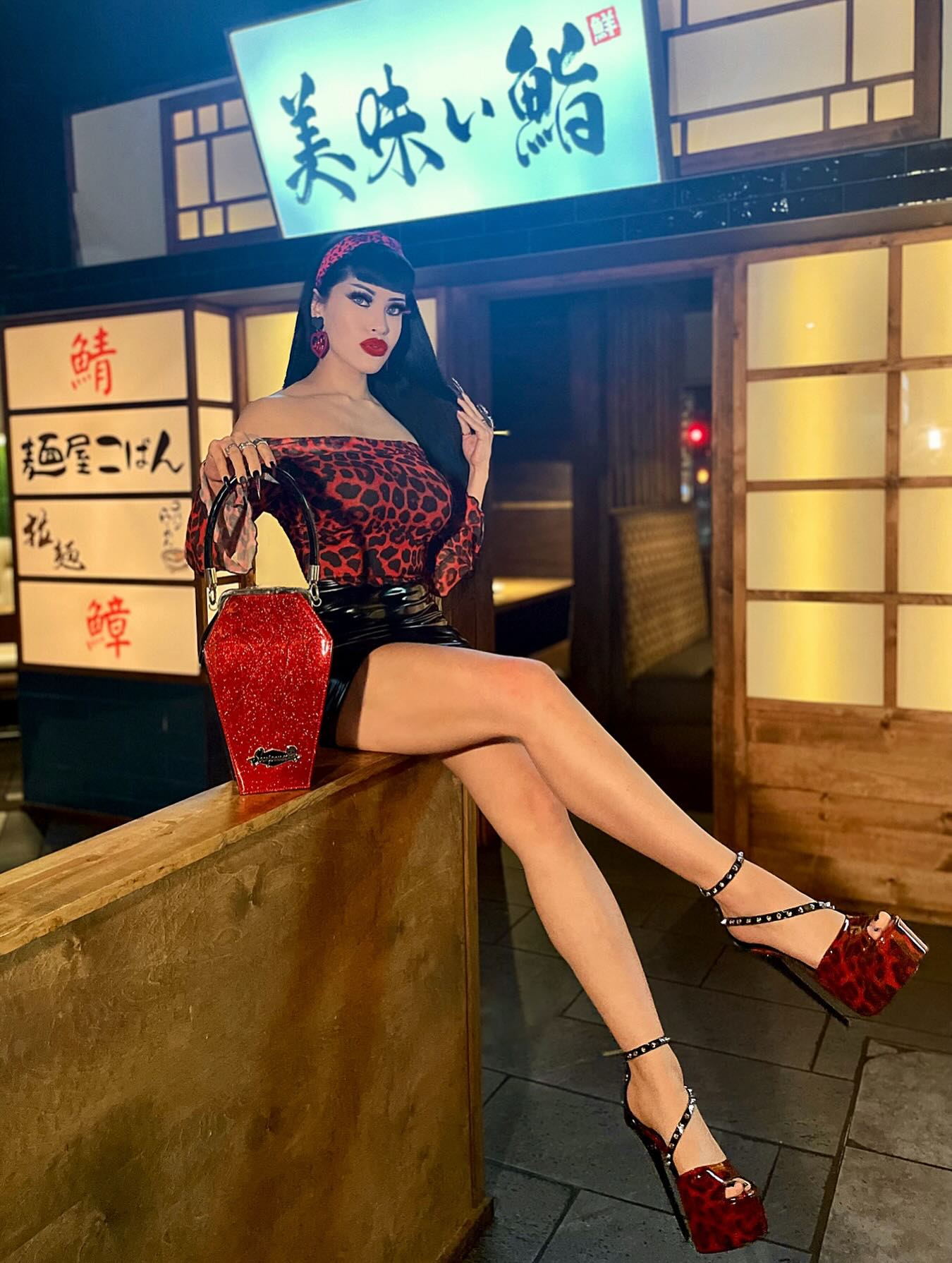 Instagram post by @victoriavenin for ROMWE. Caption reads: 💋🥢🖤🥢💋

Sushi date before 4th of July Fright....