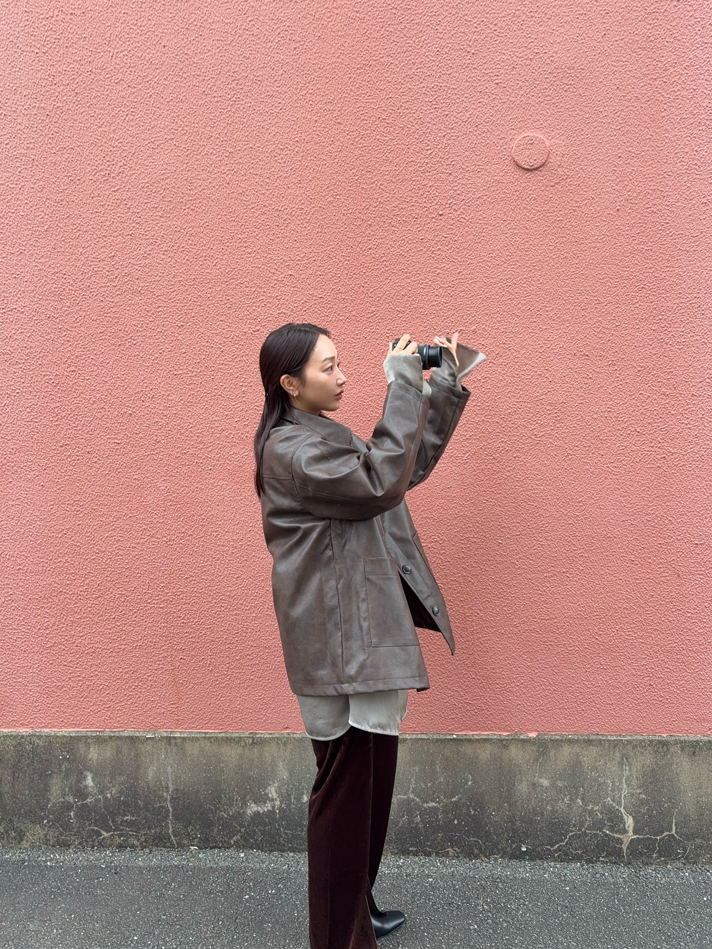 Instagram post by @2kg_desu for SELECT MOCA. Caption reads: .

🚶🏻‍♀️📸

お買い物しすぎな、秋

レザージャケットは @selectmoca by....