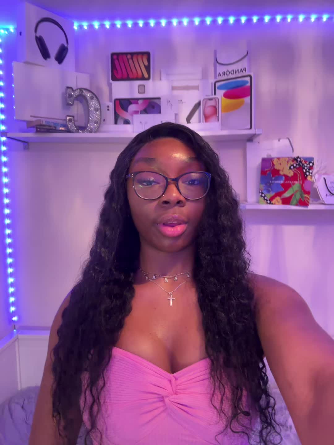 TikTok post by @jadorezaraa for Bling Hair. Caption reads: [...] in love with this hair, thank you sm @Bling....