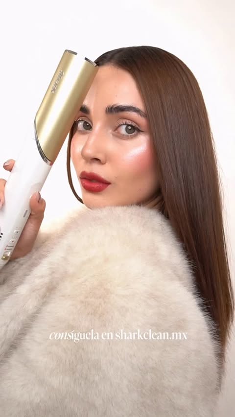 Instagram post by @mariankrawstor for Shark Beauty. Caption reads: mi favorita Shark Glam ⭐️ @sharkbeautymx.