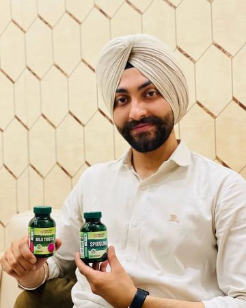 Instagram post by @karanhanspall for Himalayan Organics. Caption reads: 𝐇𝐢𝐦𝐚𝐥𝐚𝐲𝐚𝐧 𝐎𝐫𝐠𝐚𝐧𝐢𝐜𝐬....