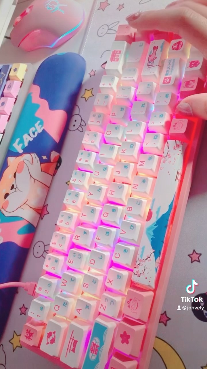 Instagram post by @johvelyy for Banggood. Caption reads: @akkogear 3068 V2 Tokyo R2 Mechanical Keyboard....