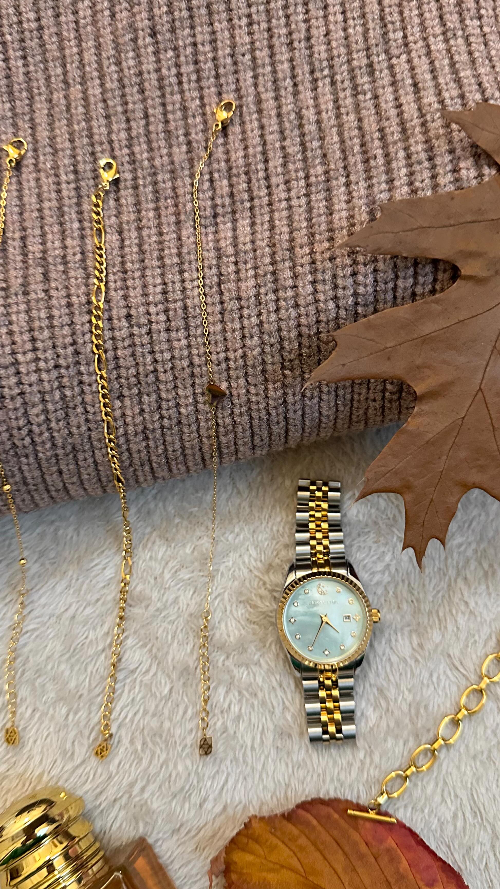 Instagram post by @glambyghiz for Abbott Lyon. Caption reads: @abbottlyon currently have an early Christmas sale....