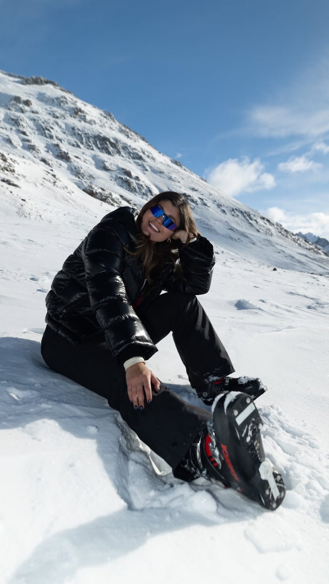 Instagram post by @livefitelle for Smiley. Caption reads: [...] the day with me in the Alps 🏔️🚠⛷️🐾❄️....