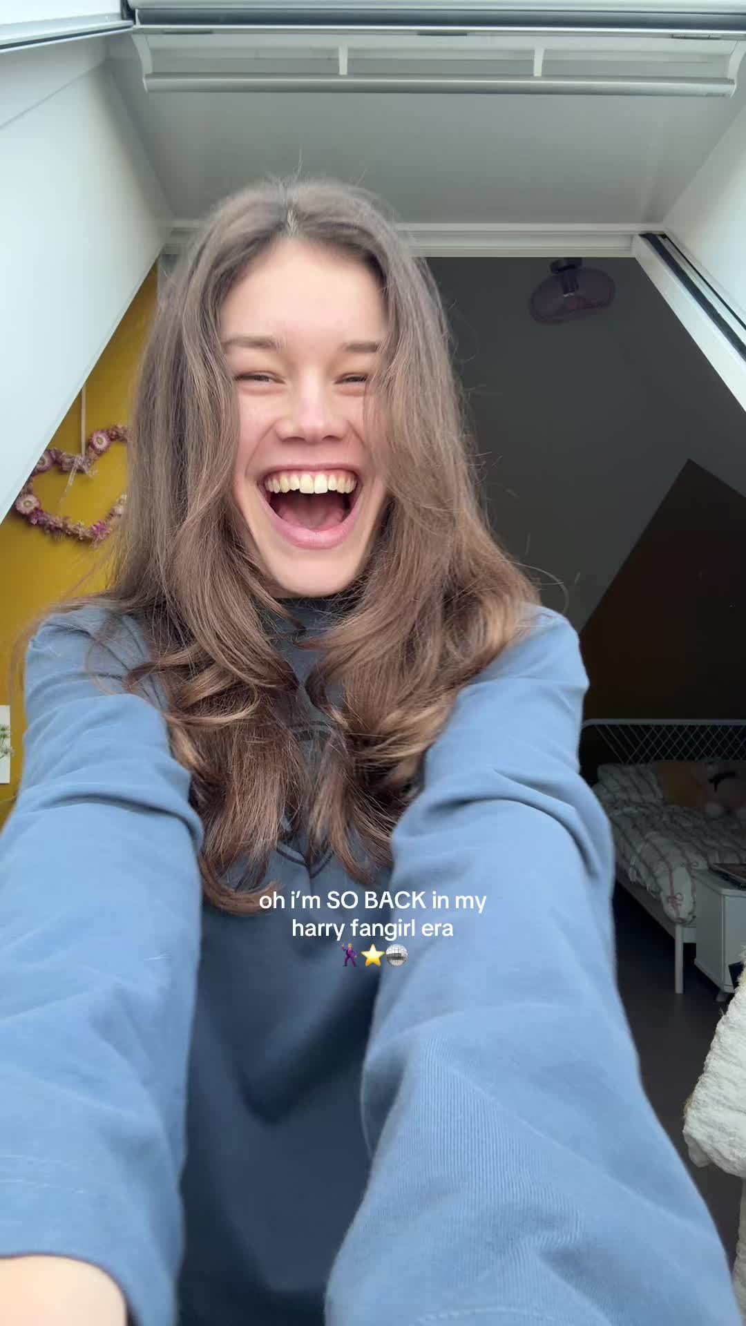 TikTok post by @ymkekooistra for SIZZ THE BRAND. Caption reads: @SIZZ the brand ik loeeeeevvv deze longsleeve ⭐️....
