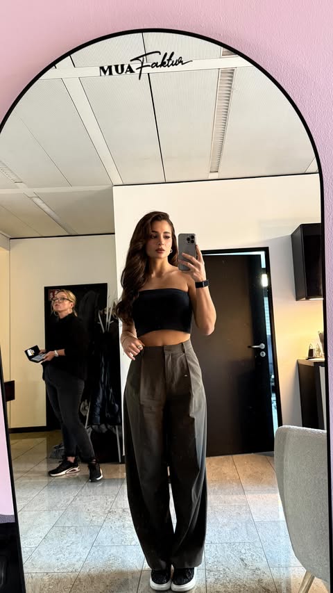 Instagram post by @tooprettysucks for Unobravo. Caption reads: AD | perfekte Girls Night 🤍

#UNO #GameNight @uno.