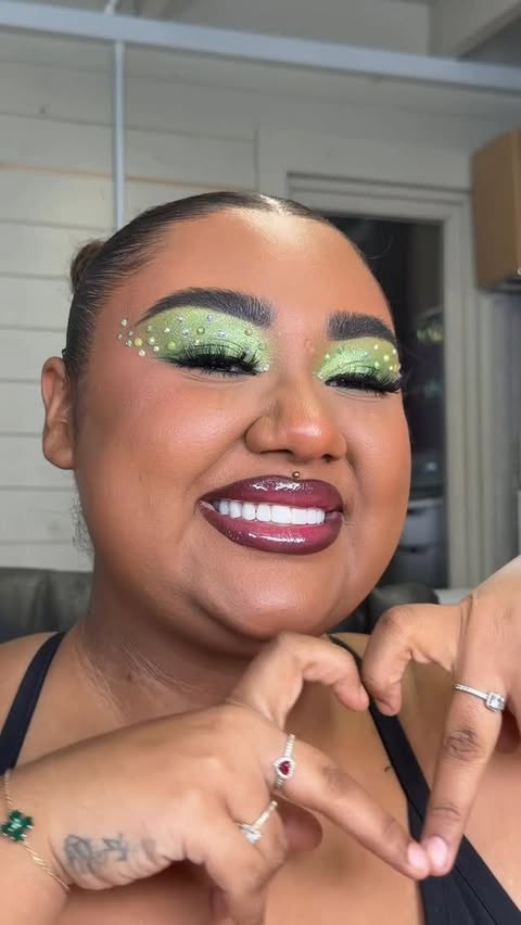 Instagram post by @miahcarterrr for Heinz. Caption reads: [...] your makeup inspo 🥒💄 #pickleglam @heinz_uk....