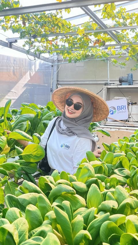 Instagram post by @frlilmessy for Bank BRI. Caption reads: [...] lingkungan yang lebih berkelanjutan.....