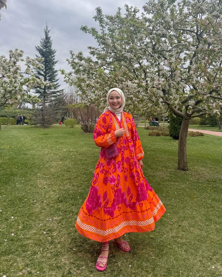 Instagram post by @kardelnz for OZSARICAM. Caption reads: Enerjimi yansıtan o elbise 🧡🌺🙂‍↔️
w/....