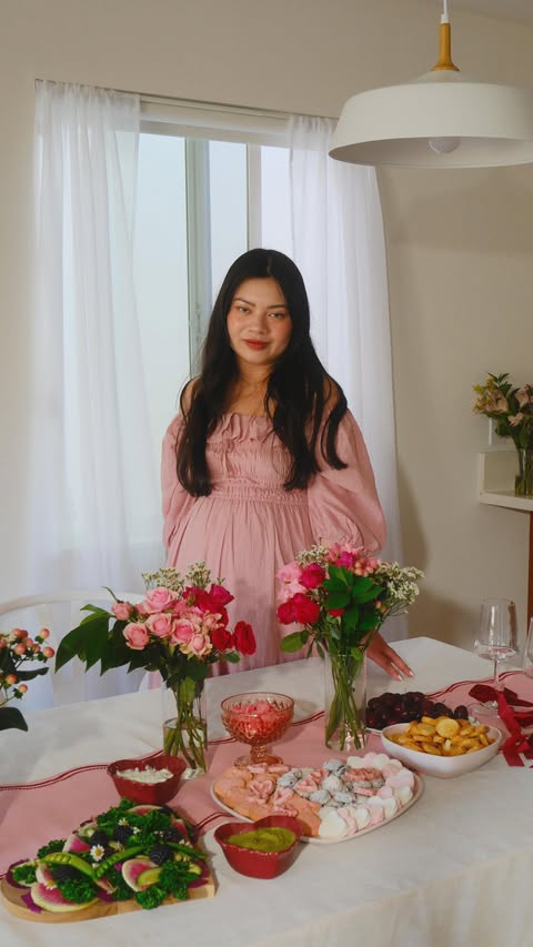 Instagram post by @cristinaviseu for Good Foods. Caption reads: Galentine’s Day Hosting Idea 💕 Heart Crudite....