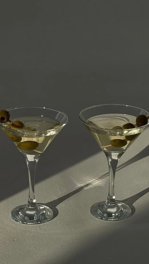 Instagram post by @steffieinthecity for CÎROC. Caption reads: [...] to make it: 1. start with ice-cold cîroc and....