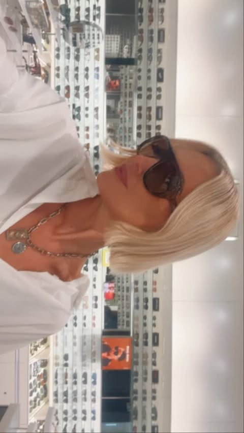 Instagram post by @leandiedurandt for Sunglass Hut. Caption reads: [...] 🙌🏻 New Sunnies 😎 from my fave....