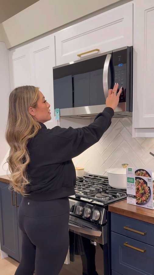 Instagram post by @itsmekelsc1 for Healthy Choice. Caption reads: #ad Quick, easy, and GLP-1 friendly! This....