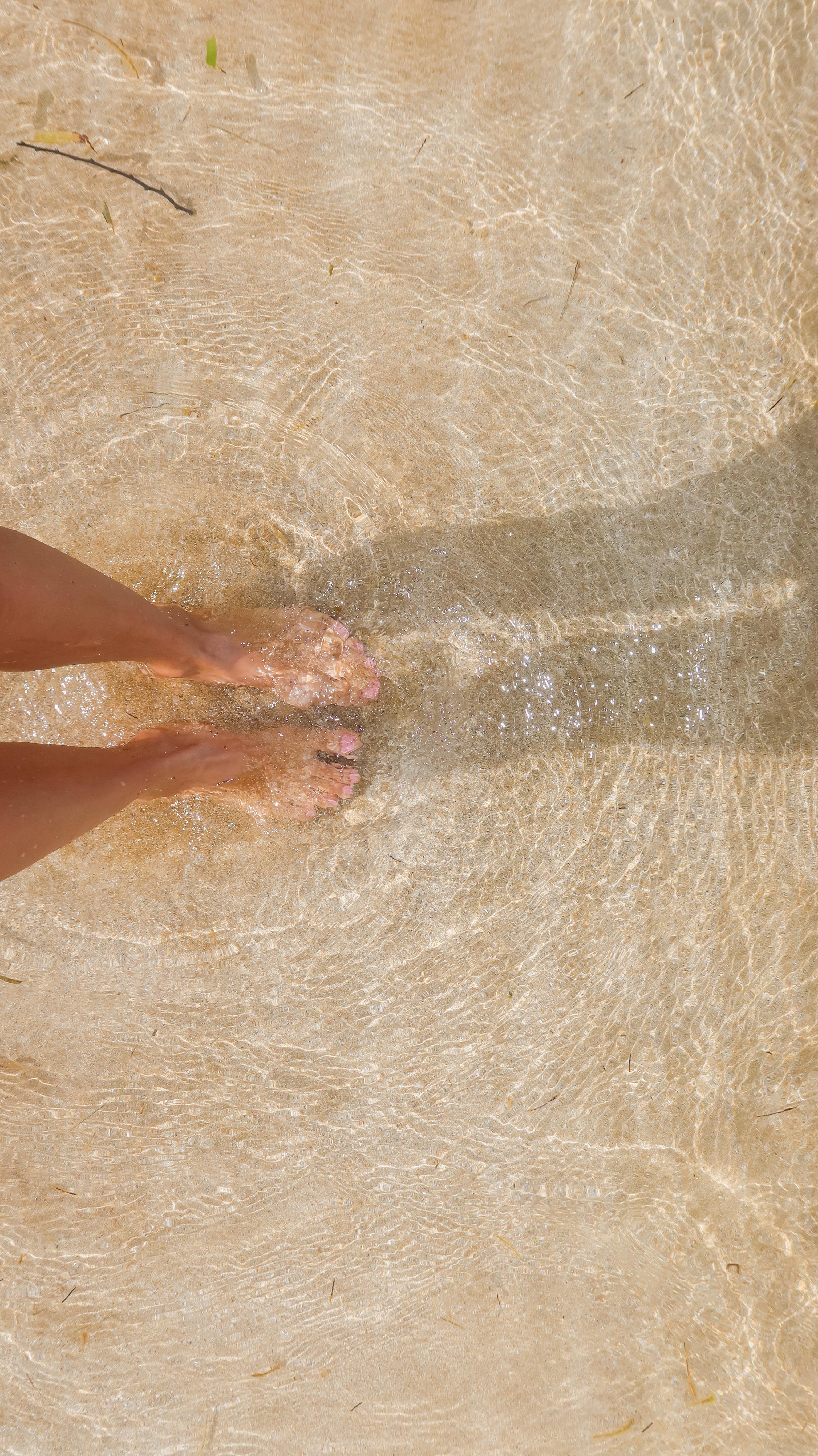 Instagram post by @mari_pepin for Spirit Airlines. Caption reads: I know the internet loves to hate on Spirit 😂 but....