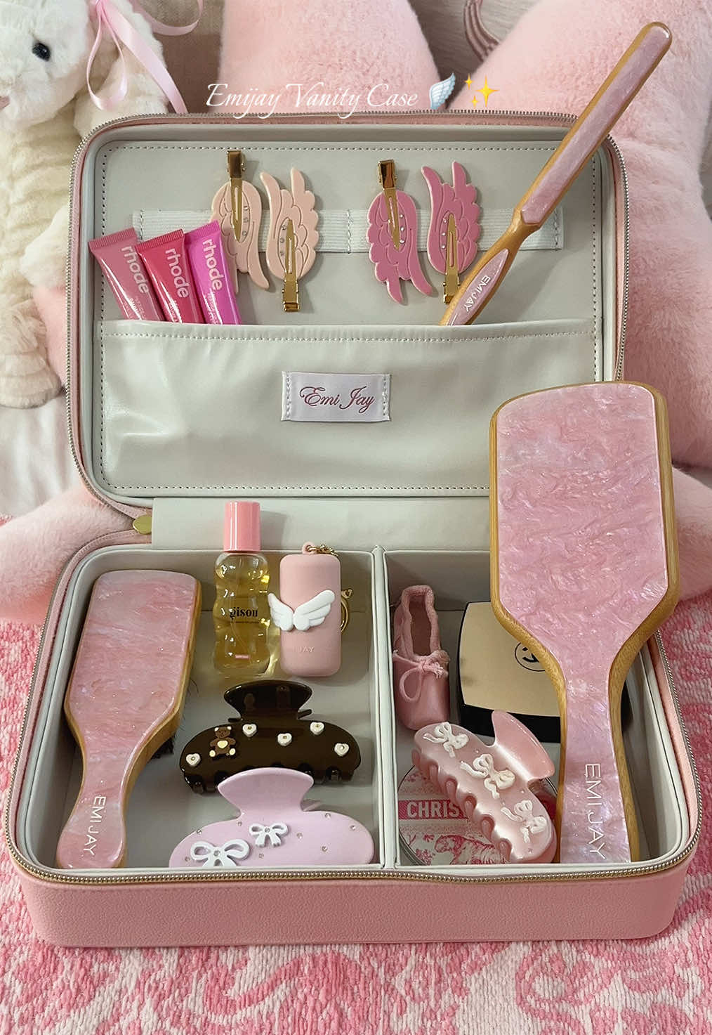 TikTok post by @karymegarzaa for Emi Jay. Caption reads: [...] vanity case 🪽✨ #pinkaesthetic #pink #emijay....