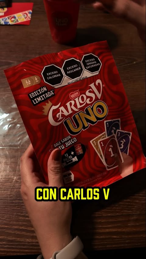 Instagram post by @momoesnerd for Mattel. Caption reads: Gracias a @Mattel por este kit de #UnoTeams para....