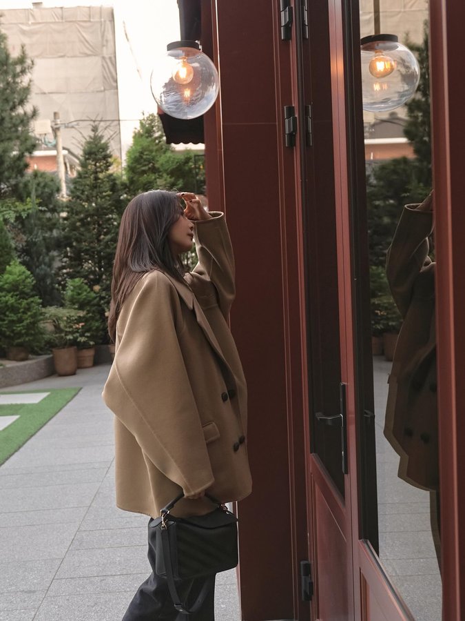 Instagram post by @choijivvoo for LOEWE. Caption reads: 💛

#Loewe.