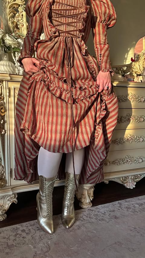 Instagram post by @travelmomoirs for American Duchess. Caption reads: [...] the color ✨ Gold✨by the fabulous American....