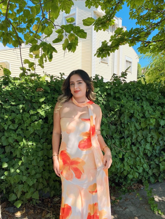 Instagram post by @eminetoprakcii for Partheafashion. Caption reads: 🍊Color therapy 💛🌿

Elbise @partheafashion....