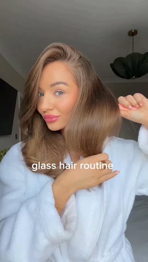 Instagram post by @alicesofiadulka for Moroccanoil. Caption reads: [...] so shiny. This is why! Shop my fave....
