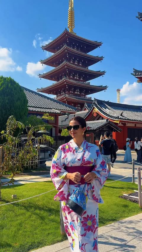 Instagram post by @selenajinah for Tokyo Tokyo. Caption reads: [...] Crossing, or TOKYO SKYTREE view?....