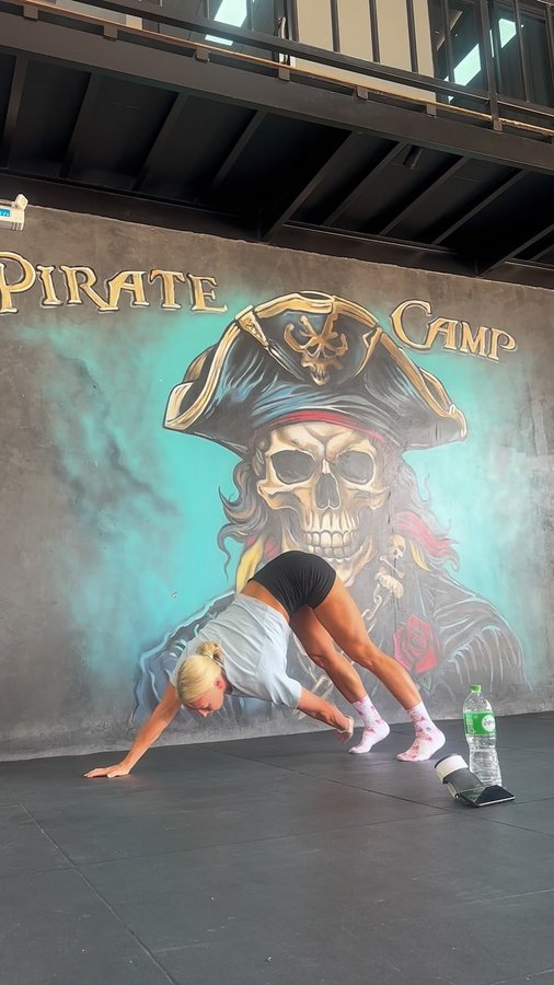 Instagram post by @ine.andersson for HEXXEE. Caption reads: [...] power from my new girl power socks from....