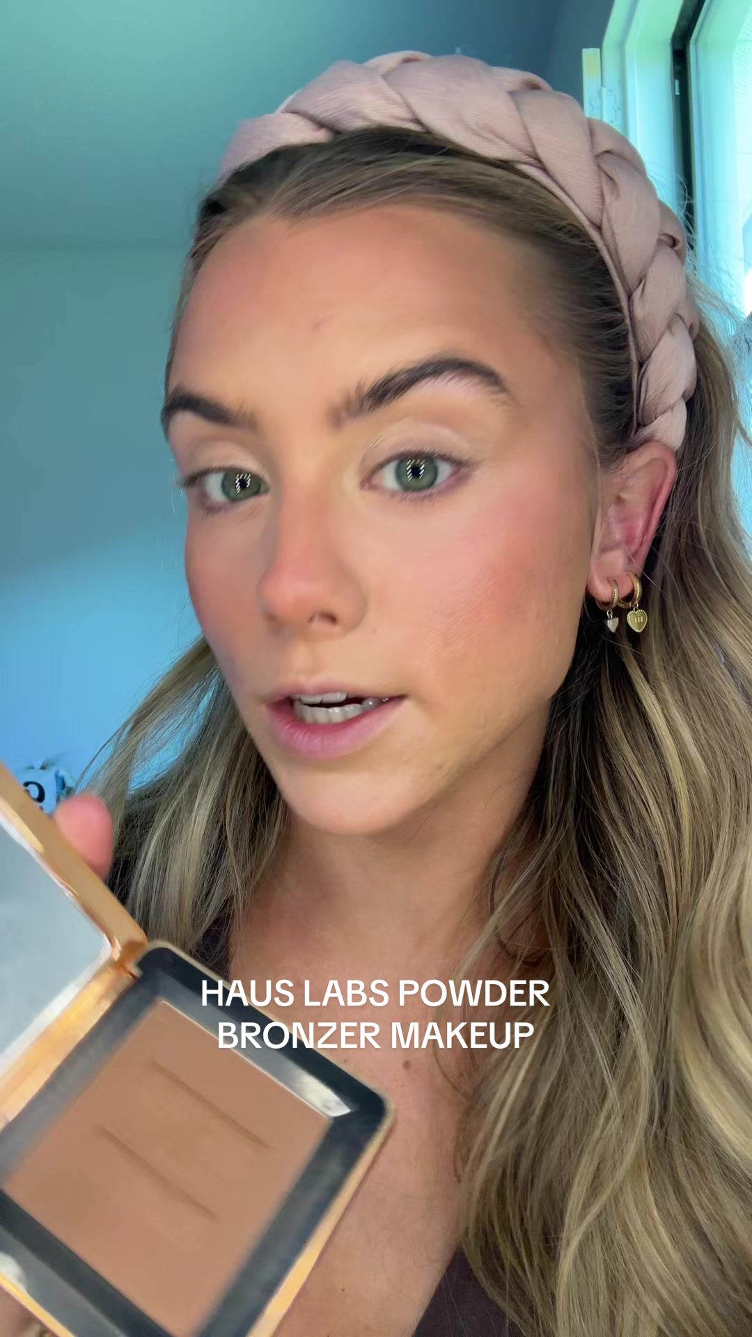 TikTok post by @sloanevosen for Haus Labs. Caption reads: [...] amber horizon medium. 🤎 @Haus Labs by Lady....