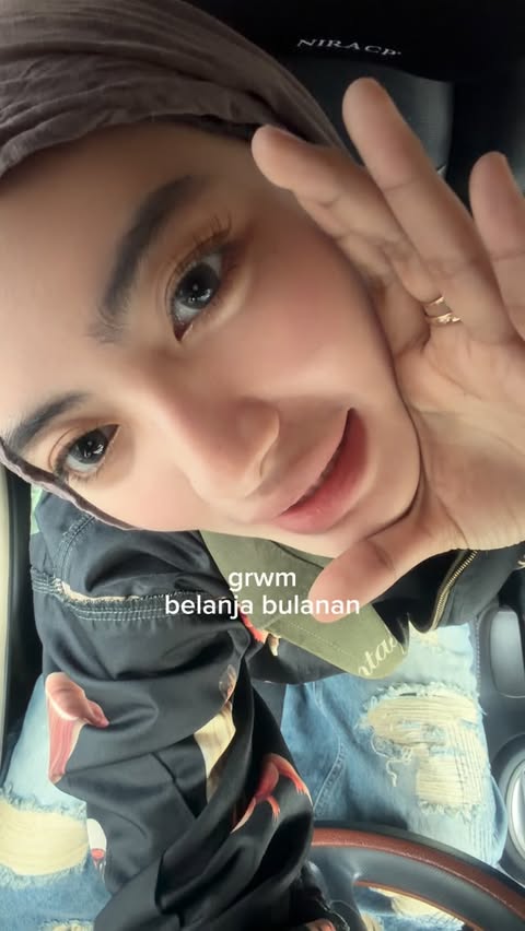 Instagram post by @salshachan for Mom Uung. Caption reads: [...] ditemenin pompa ijo mungilku lagi <3....