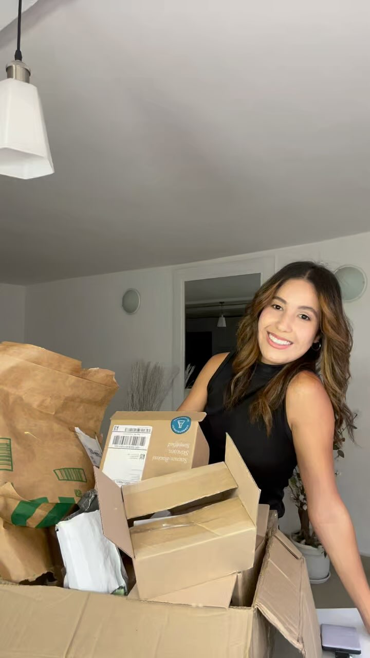 Instagram post by @genesisdclc for DRMTLGY. Caption reads: Soñaba  con hacer mi primer unboxing como creadora....