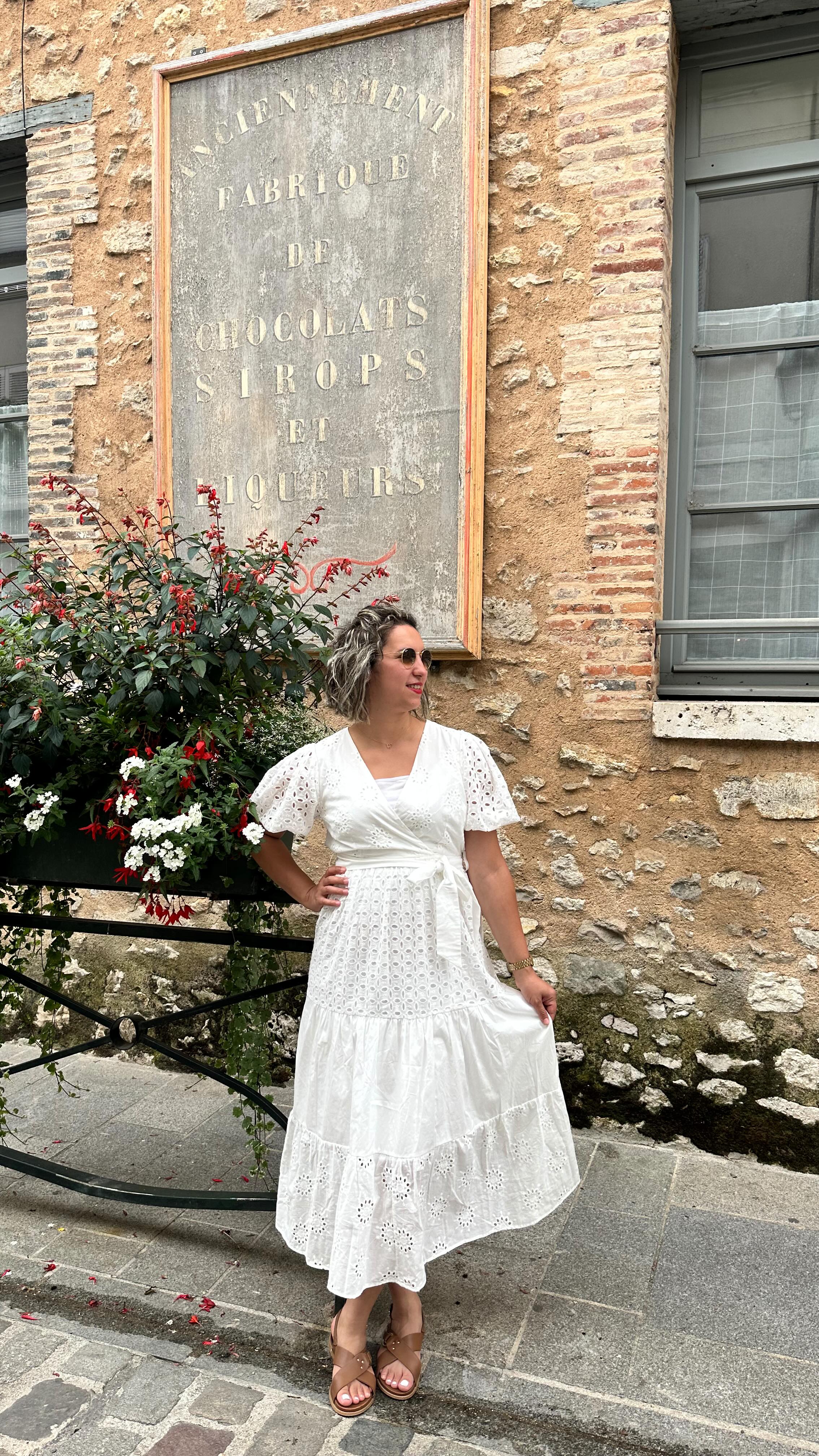 Instagram post by @activmomm for Gini London. Caption reads: Outfit 🤍 Robe: #ginilondon Code de....