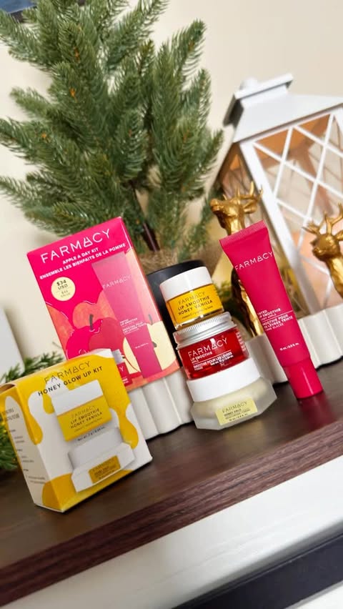 Instagram post by @cat_____lady for FarmacyBeauty. Caption reads: [...] out! . 𝓣𝓱𝓪𝓷𝓴 𝔂𝓸𝓾 @farmacybeauty 💗....