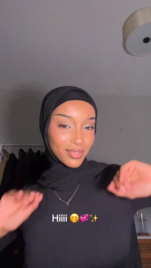 Instagram post by @thisgirlfatuma for VELA. Caption reads: Baladi by you from @velascarves is an artist....