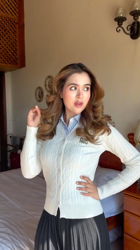 Instagram post by @laibienne for Givenchy Beauty. Caption reads: Boom 💥📻💋

Products used: 
Complexion:....